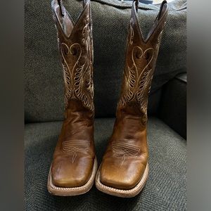 Circle G handcrafted square toe Western boots for women. Beautiful embroidery